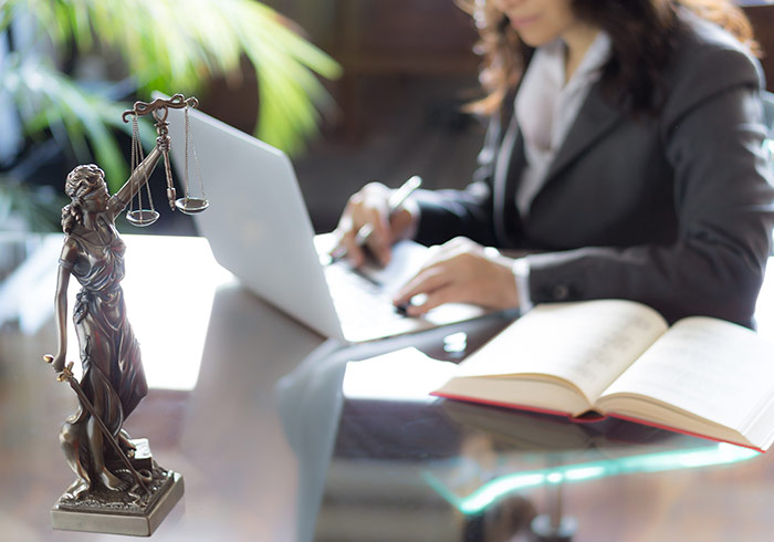 Avocate en droit des contrats &agrave; B&eacute;ziers